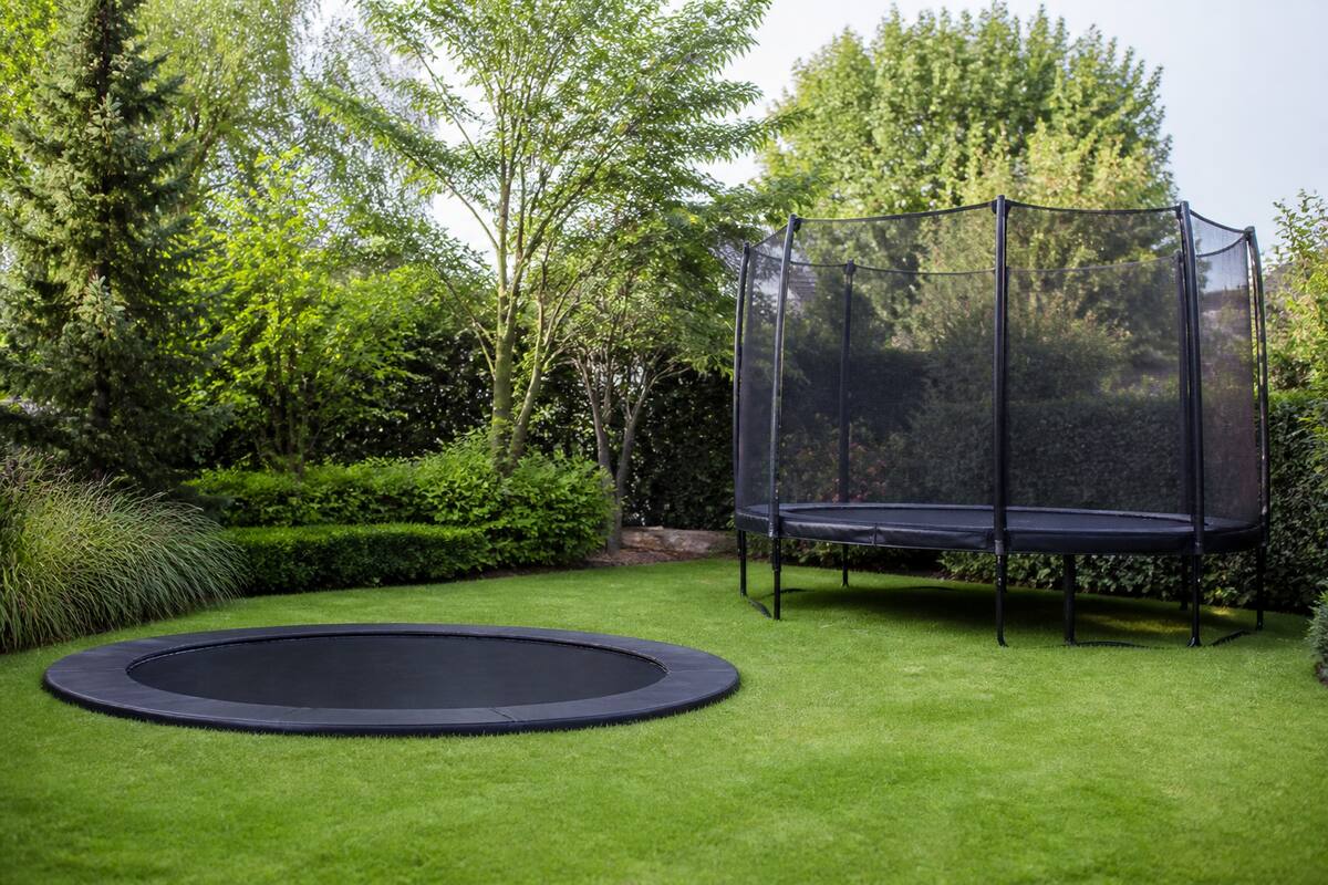 Inground en opbouw trampoline in een tuin ter vergelijking