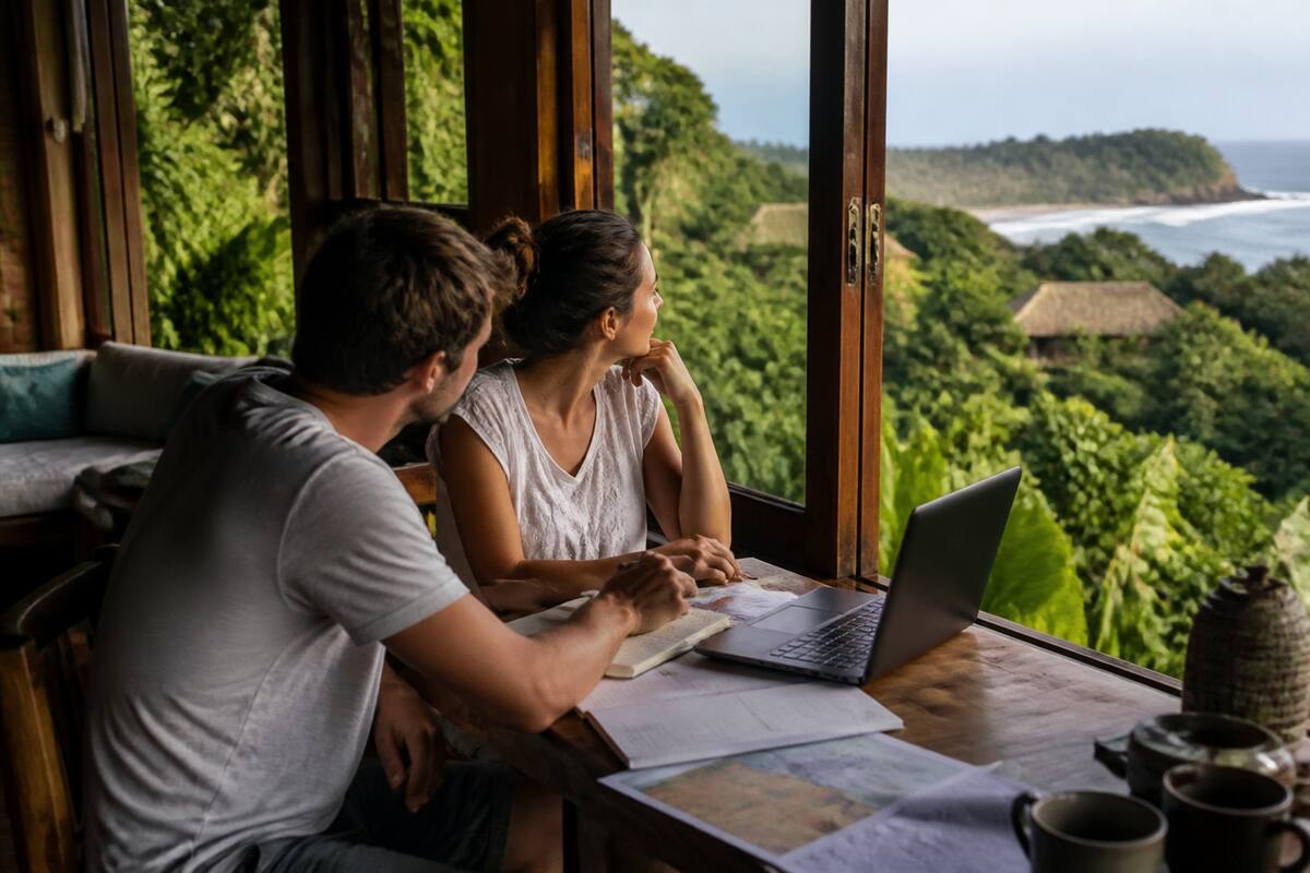 Vakantie vergelijken met laptop en notities bij een raam met uitzicht